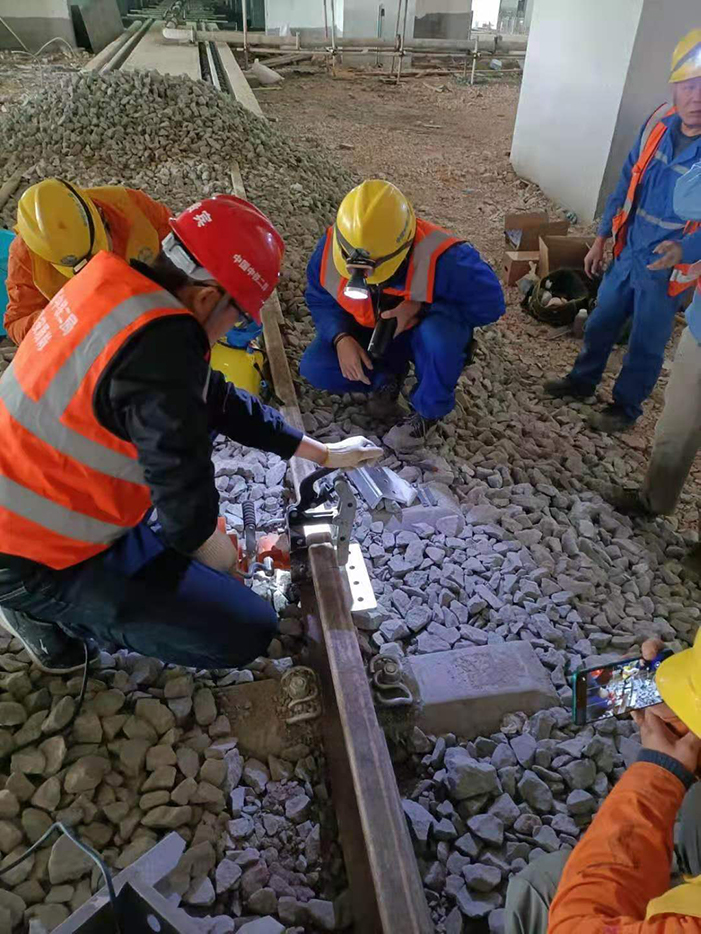 图一：厂家指导为作业人员讲解器械具体操作副本.jpg