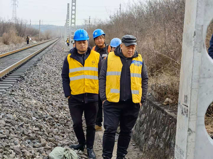 图1：接触网基坑检查副本.jpg