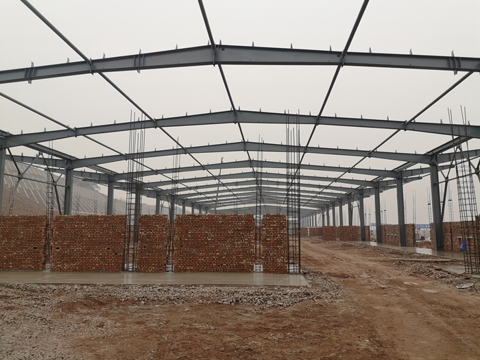 1609754264335389.jpg 图一:东港站货物仓库成功封顶.jpg