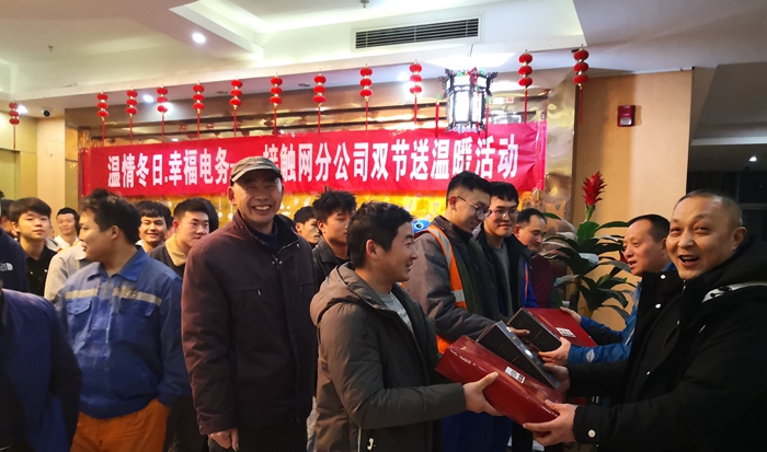 图片一：蒋梁、谢伟为员工发放慰问品.jpg