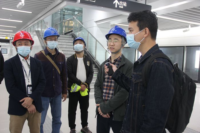 图2：媒体记者采访项目经理.jpg