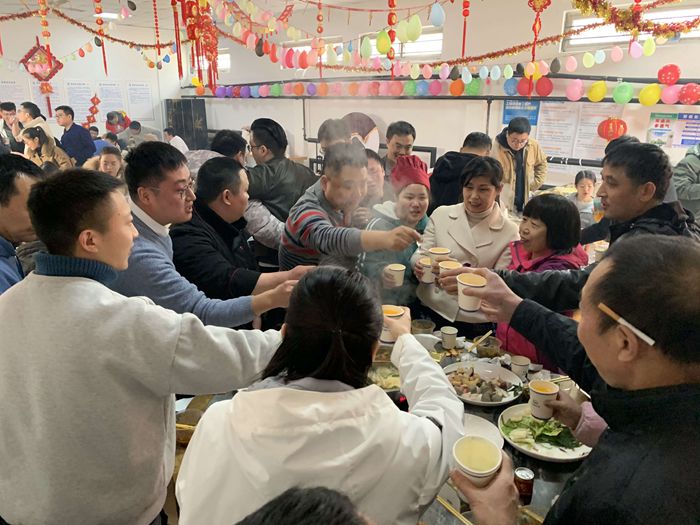 1614137462139978.jpg 图2:聚餐.jpg