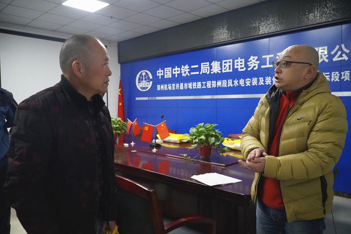 图2：与劳务工交流.JPG.jpg