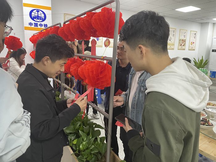 1614580780291411.jpg 图:猜灯谜.jpg