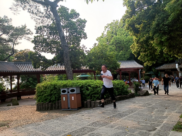 1617694439672887.jpg 图1参赛队员健步登山.JPG