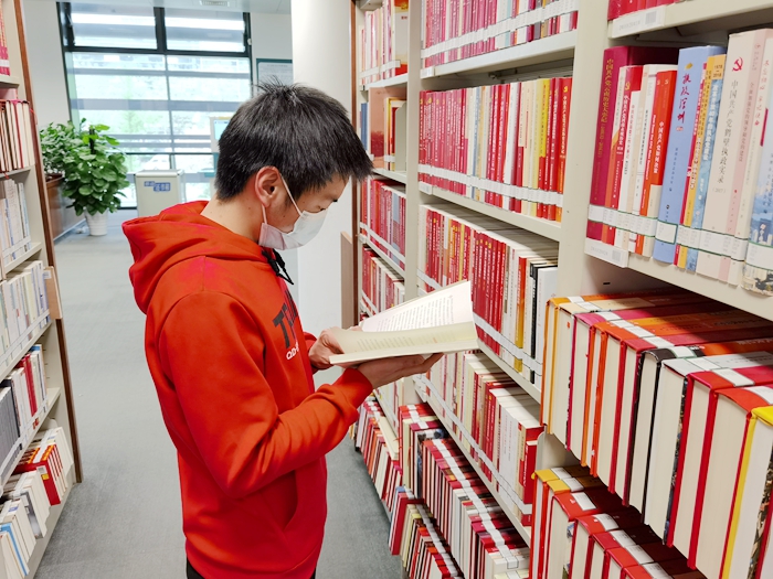 图2：在国家图书馆建党百年红色期刊专区学习.jpg