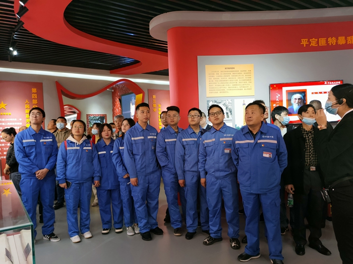 附图二：纪念馆内参观学习 - 副本.jpg