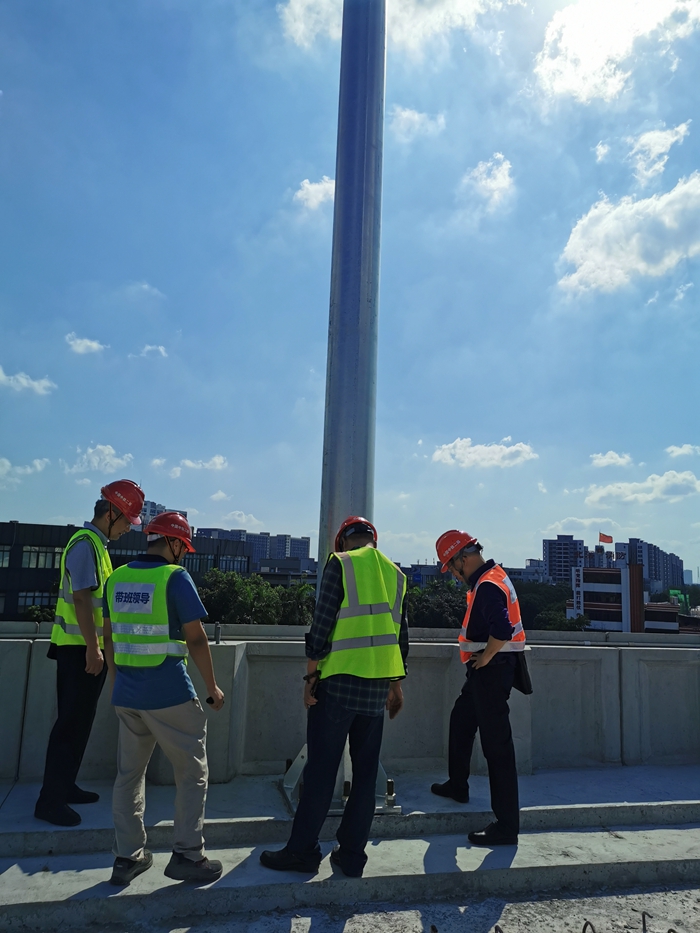 1621215472950227.jpg 图3督导组对高架段接触网施工工艺进行检查 - 副本.jpg