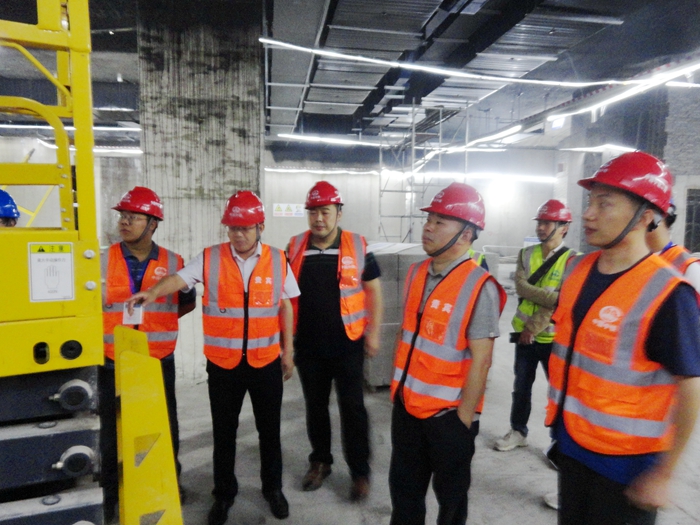 图1：郭书记、李主席深入现场检查情景 - 副本.JPG