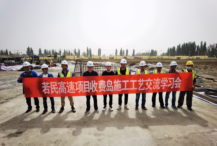 1622018106710928.jpg 图一:交流现场合影 - 副本.jpg