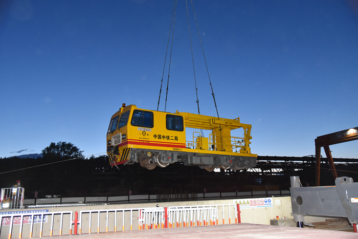 1622196591204228.jpg 图1:轨道车吊装_副本.jpg