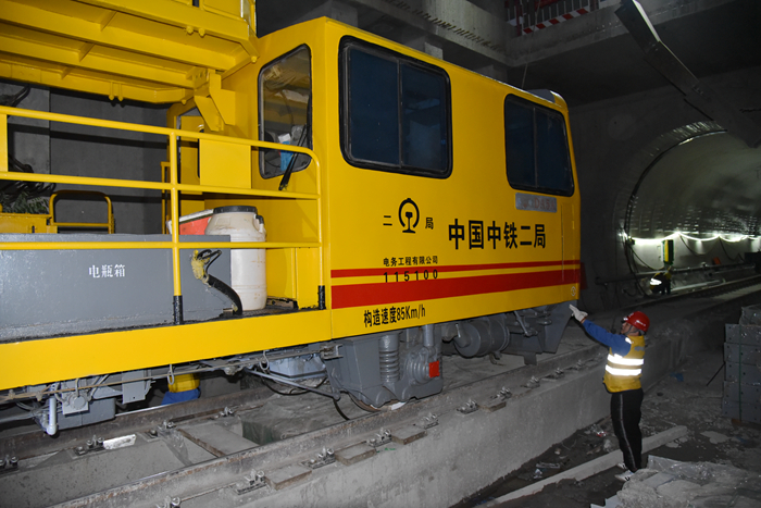 1622196597584887.jpg 图2:轨道车上线_副本.jpg