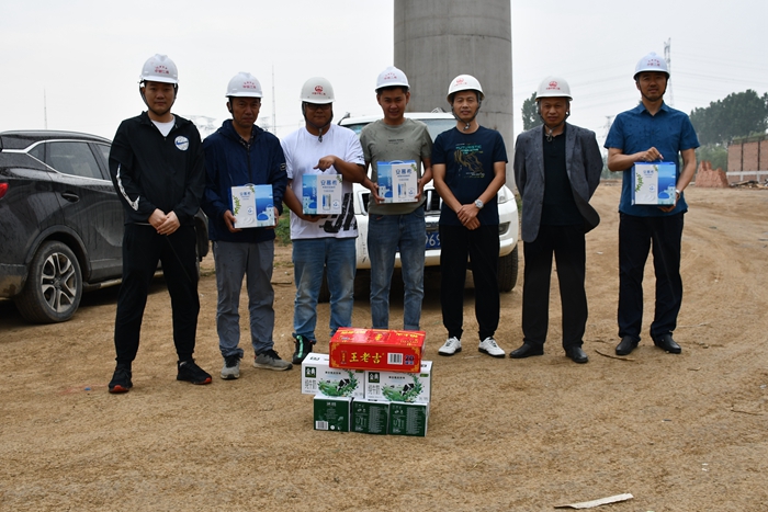 图2：工地慰问 - 副本.JPG
