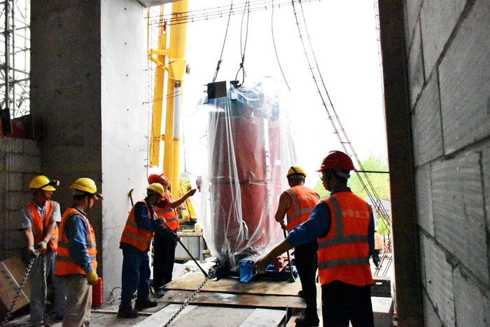 1622774862835462.jpg 图:变压器就位 (1)_副本.jpg