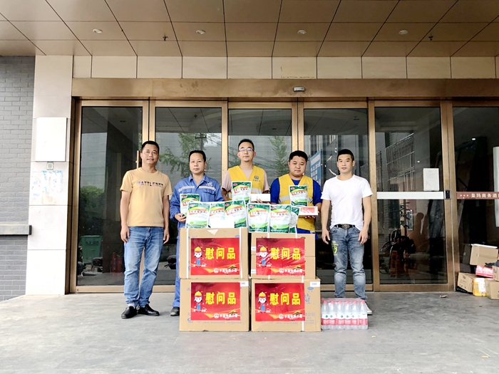 发放防暑降温药品（周远摄影）.jpg