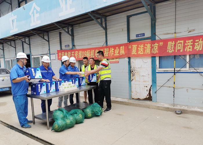 现场发放清凉物资.jpg