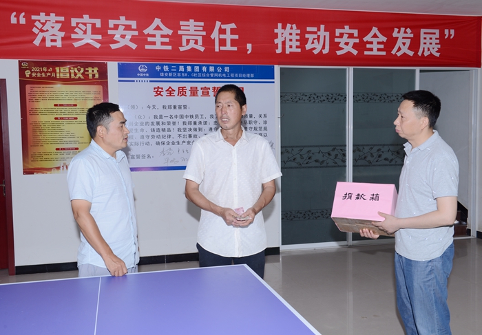 魏明钦领取捐款_副本.jpg