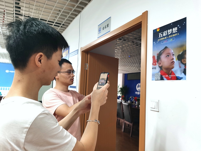 图一：大家响应号召扫码捐款.jpg
