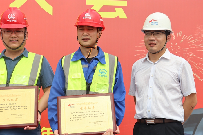 1633702866208488.jpg 图3:领奖合影(中).JPG