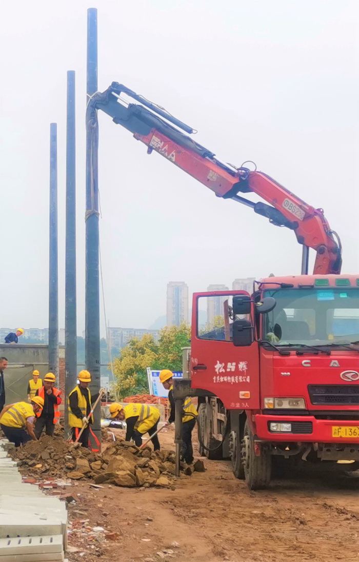 图：立杆现场.jpg