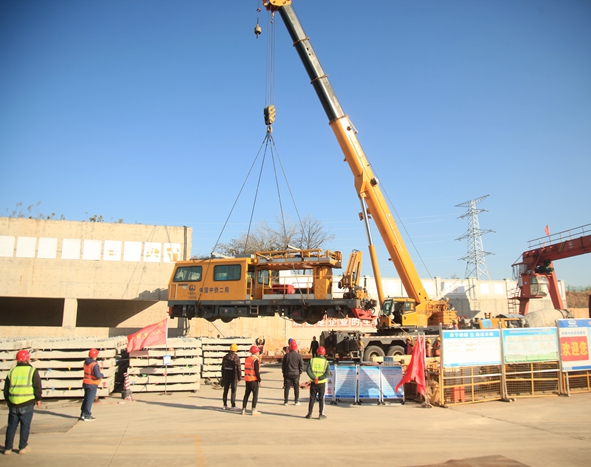 图：轨道车吊装现场.JPG