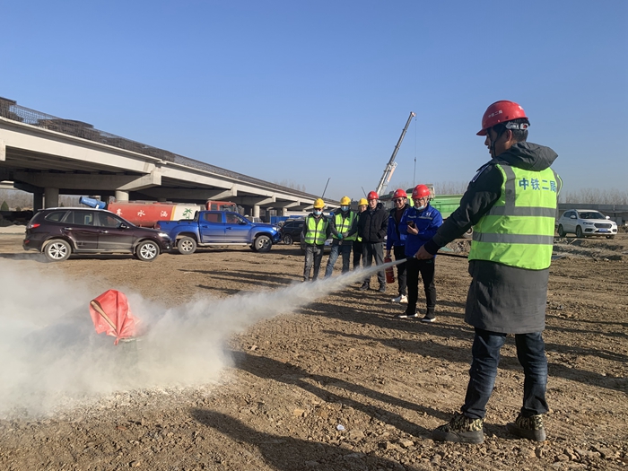 图2 灭火器使用.jpg