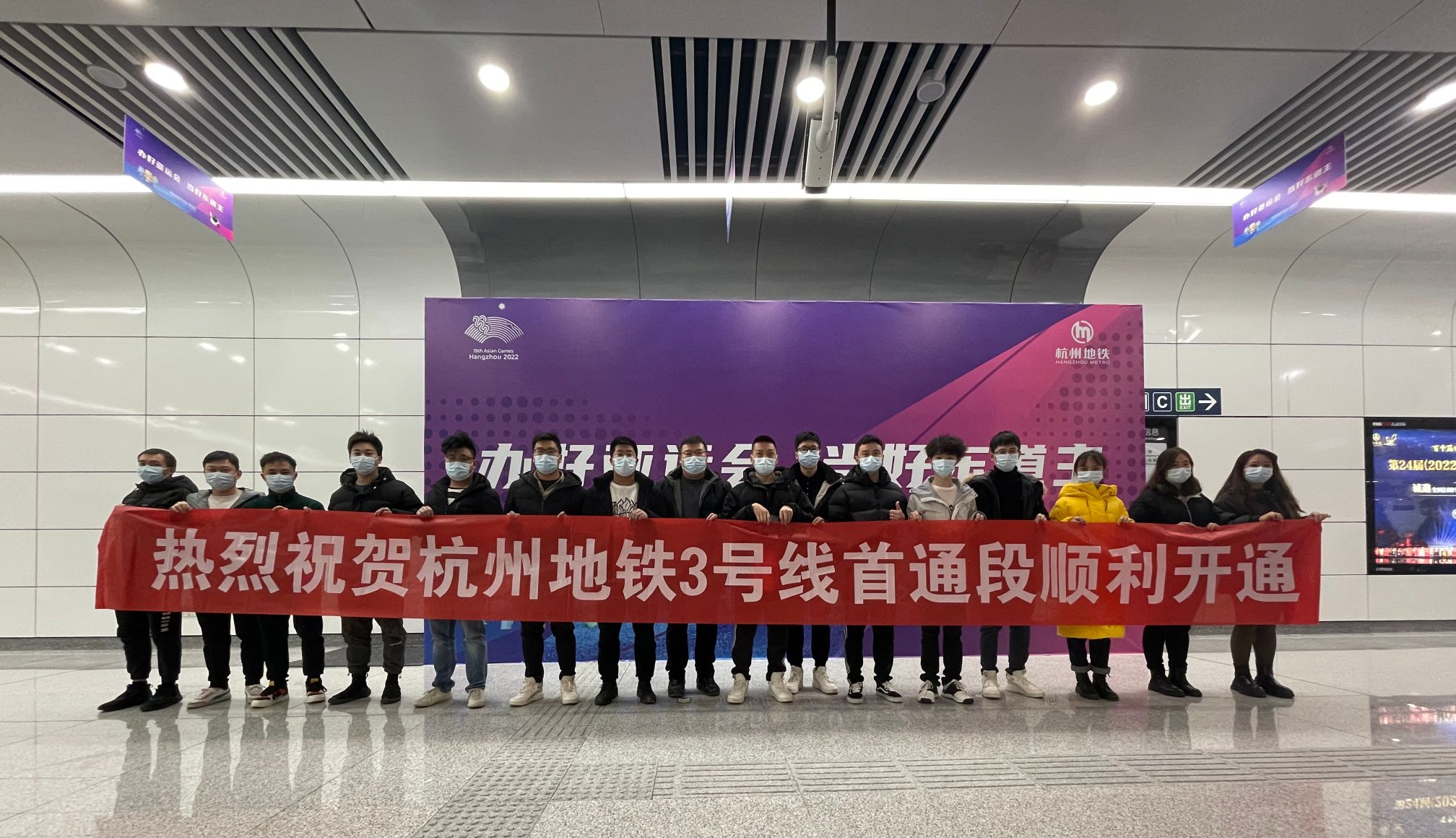 图三：项目部合影祝贺开通.jpg