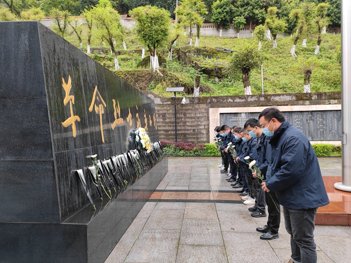 图：缅怀革命英烈们 - 副本.jpg