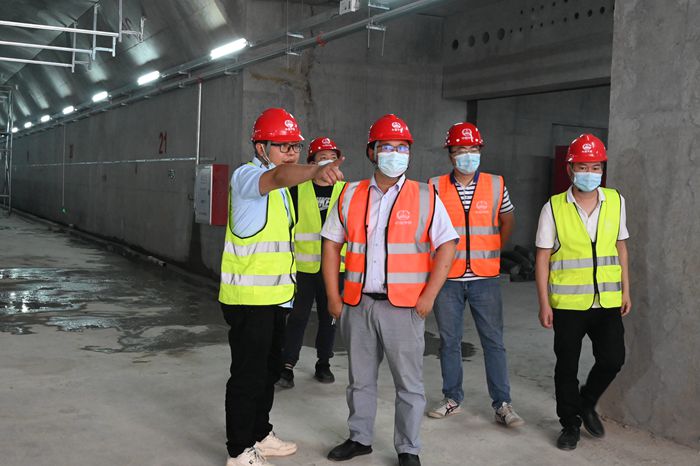 图1：刘煜圣深入施工现场检查工作_副本.jpg