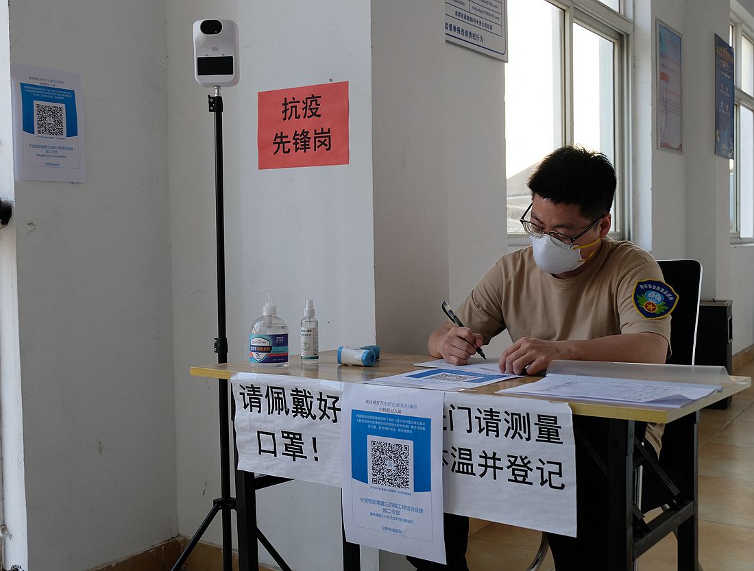 图：抗疫先锋岗工作照（曾诗媛摄）_副本.jpg
