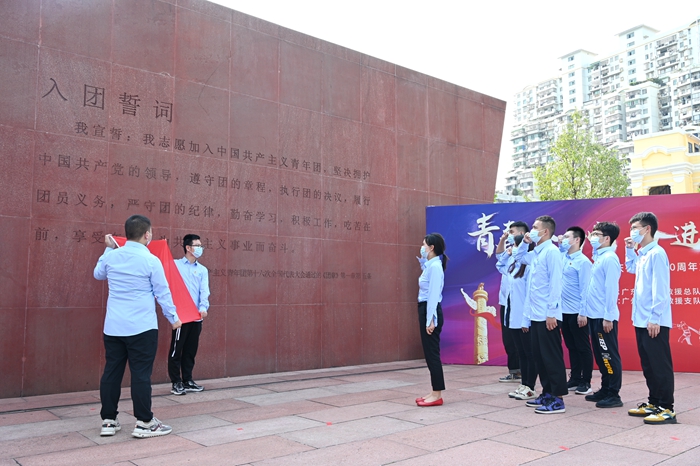图4：重温入团誓词_副本.jpg