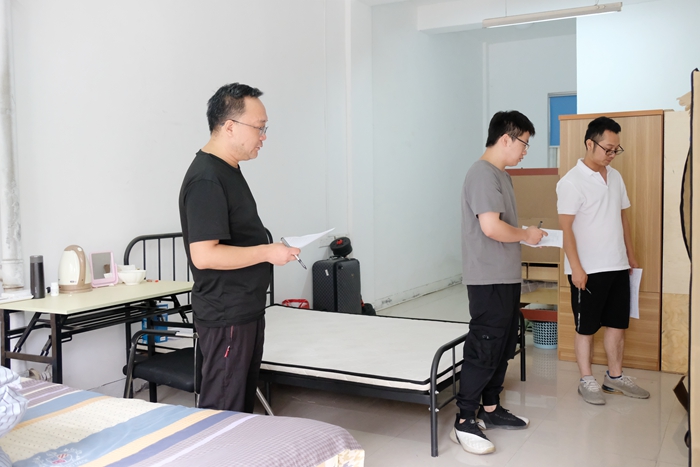 图：卫生检查（曾诗媛摄）.JPG