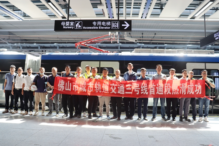 图2：热滑顺利完成合影 - 副本.jpg