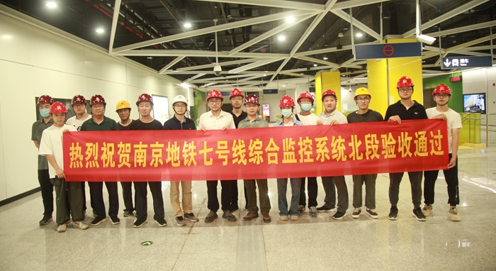 图：验收通过合影_副本.jpg