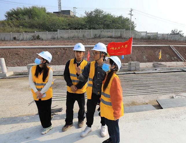 图2：通讯员向技术人员请教.jpg