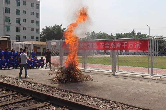 图2：灭火器实操_副本.jpg