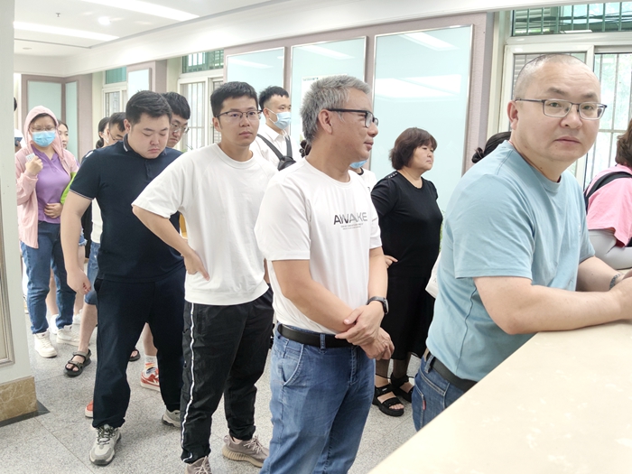 图：排队体检现场_副本.jpg