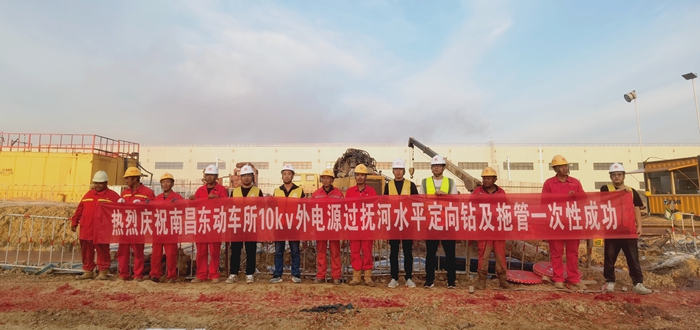 图：拖管成功合影.jpg