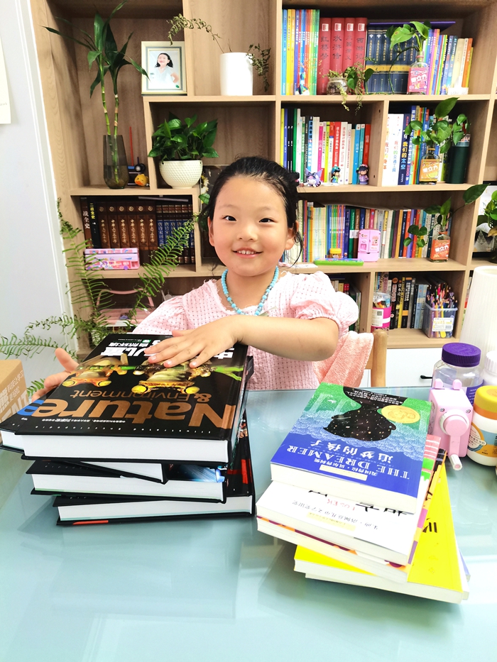 图1：小朋友与慰问品合照.jpg