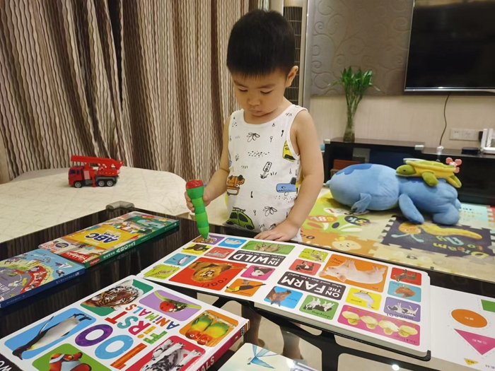 图一：职工子女收到慰问品（舒昊 摄影）.jpg