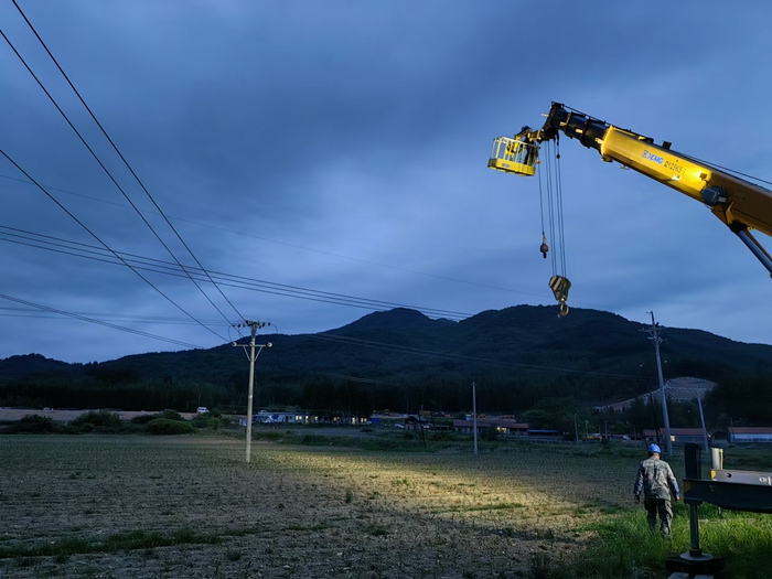 附图2：夜间加班进行跨越既有线路施工.jpg