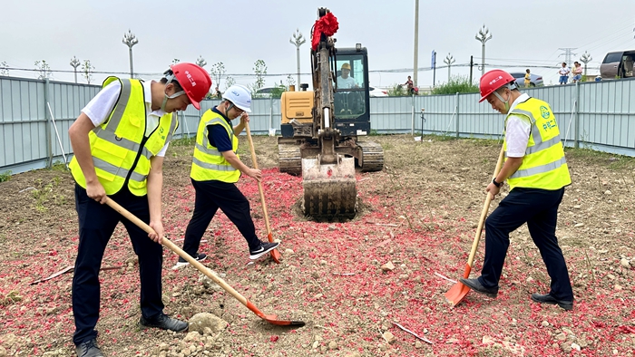 图2：挥锹铲土仪式.jpg