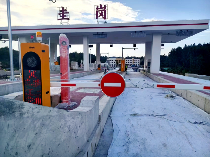 圭岗收费广场设施单机调试.jpg