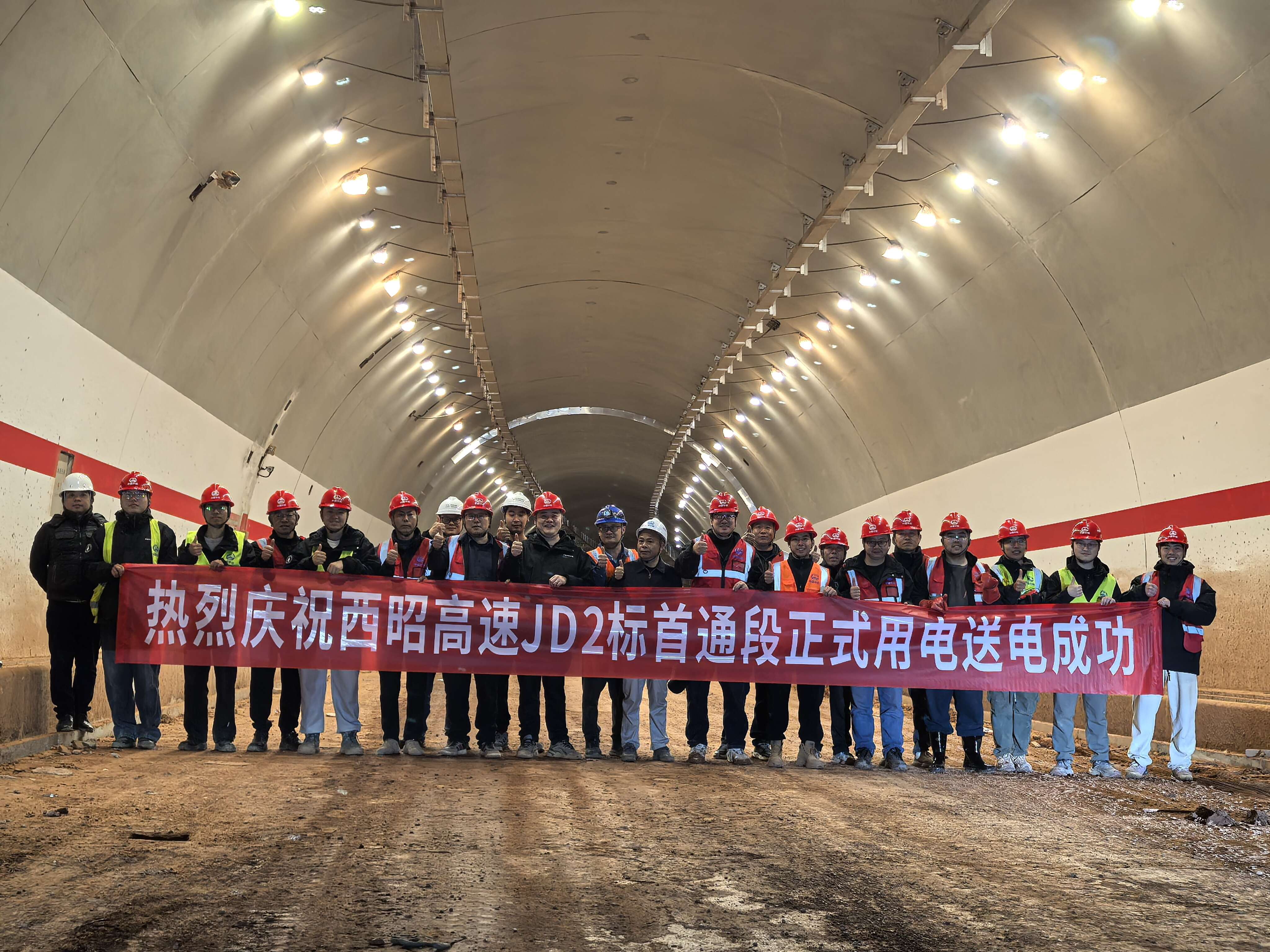 1762163291117128.jpg 图:合影留念.jpg