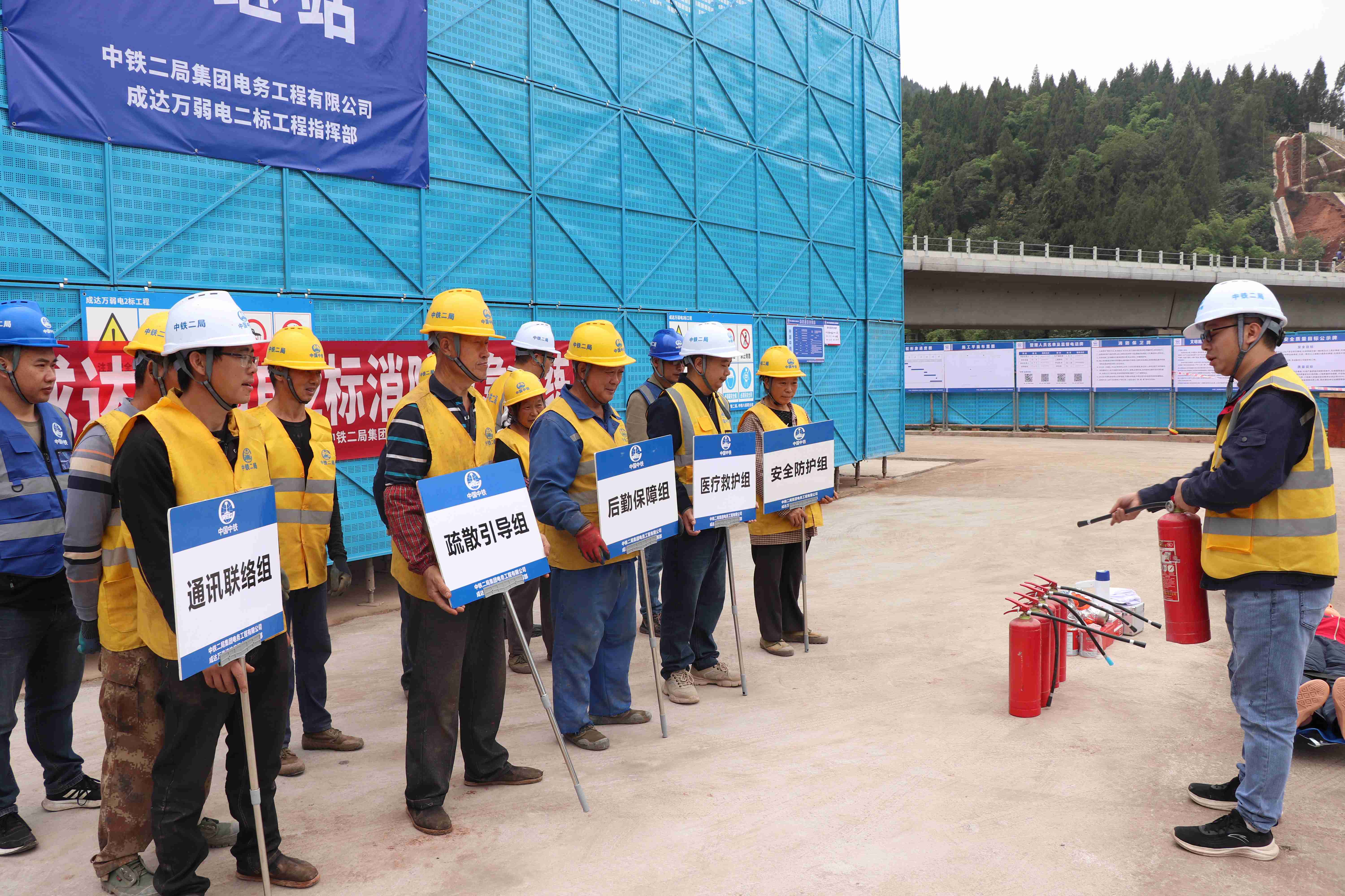 1762825136121478.jpg 图二:讲解灭火器材知识.jpg